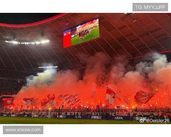 世体：客战巴萨比赛中，伯尔尼年轻人球迷在看台上点燃焰火